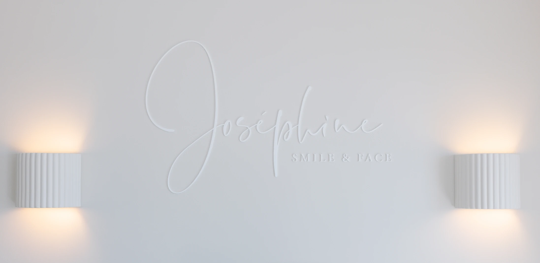 Mur d’accueil avec le logo Joséphine Smile & Face