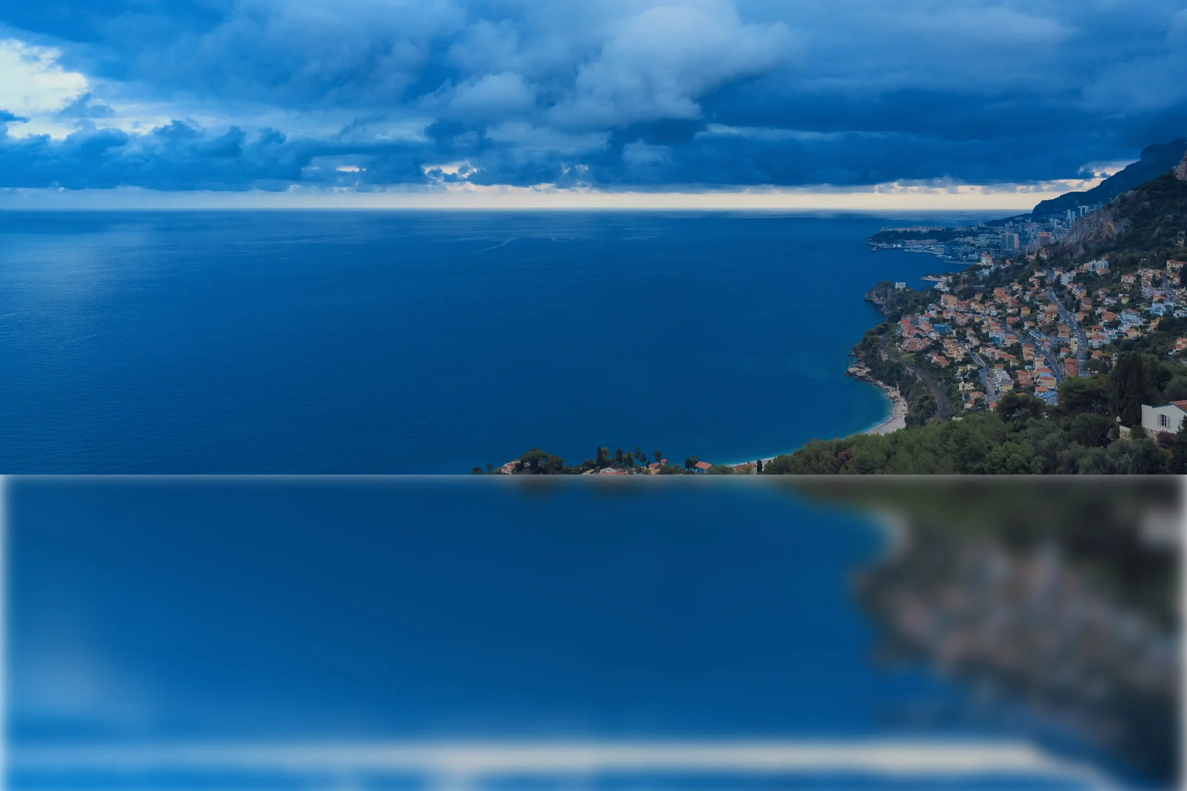 Vue sur la baie depuis les hauteurs de Roquebrune-Cap-Martin